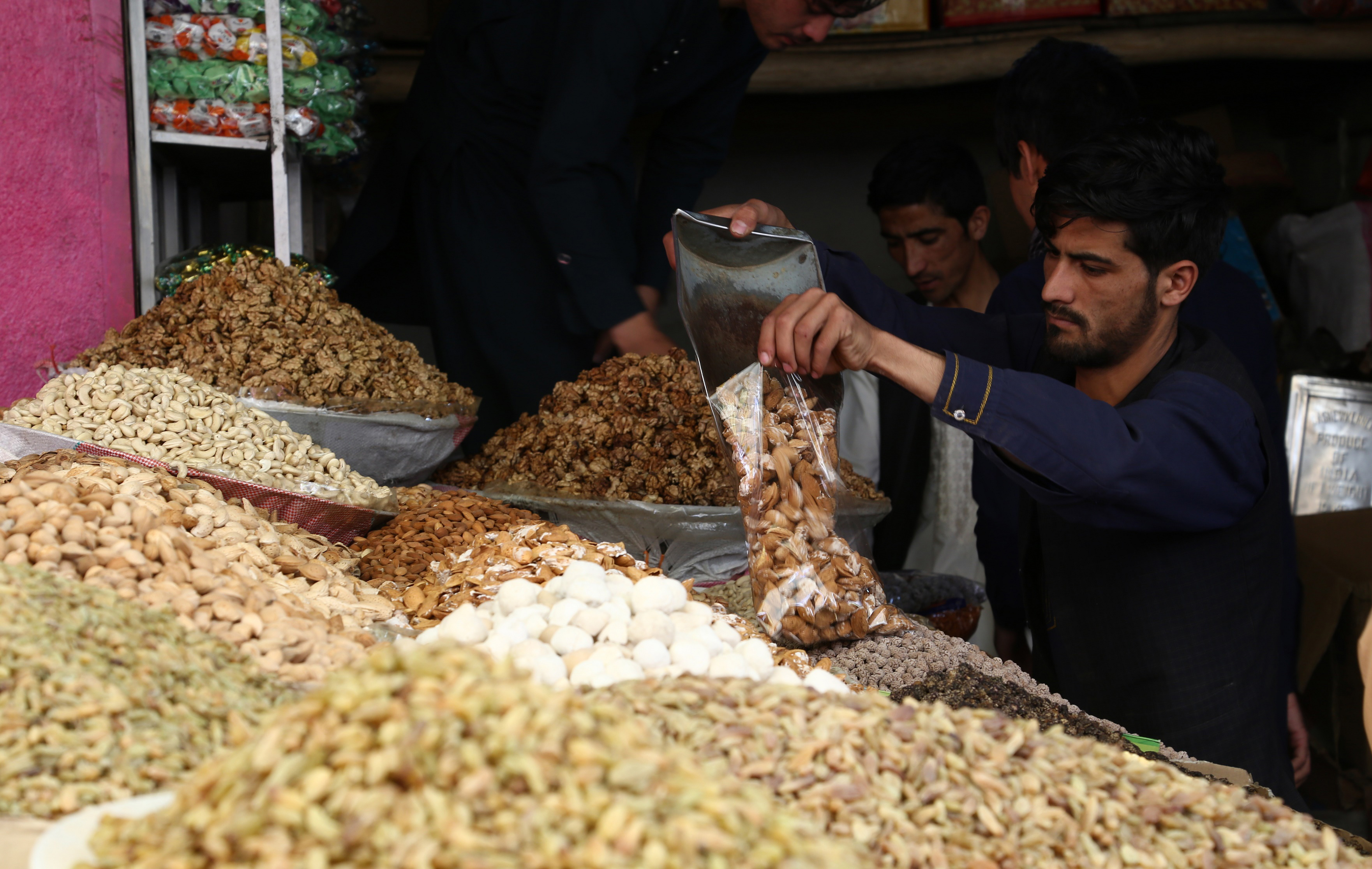Indian traders in Kandahar to buy dried-fruit, seek alternate trade routes amid border closures: Afghan media