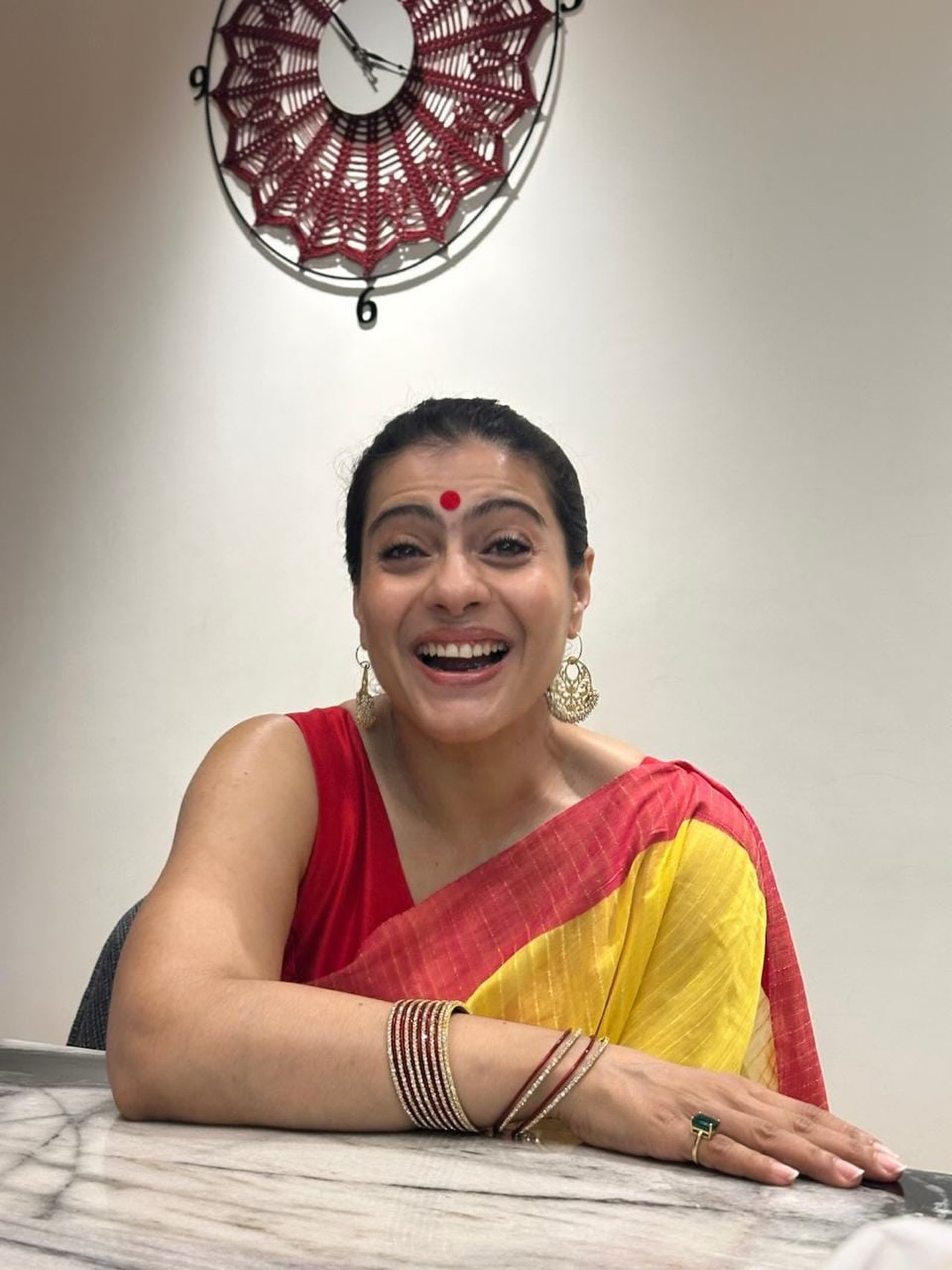 काजोल ने सोशल मीडिया पर पूछा मजेदार सवाल: 'जब तितलियों को प्यार होता है, तो क्या उनके पेट में इंसान होते हैं?'