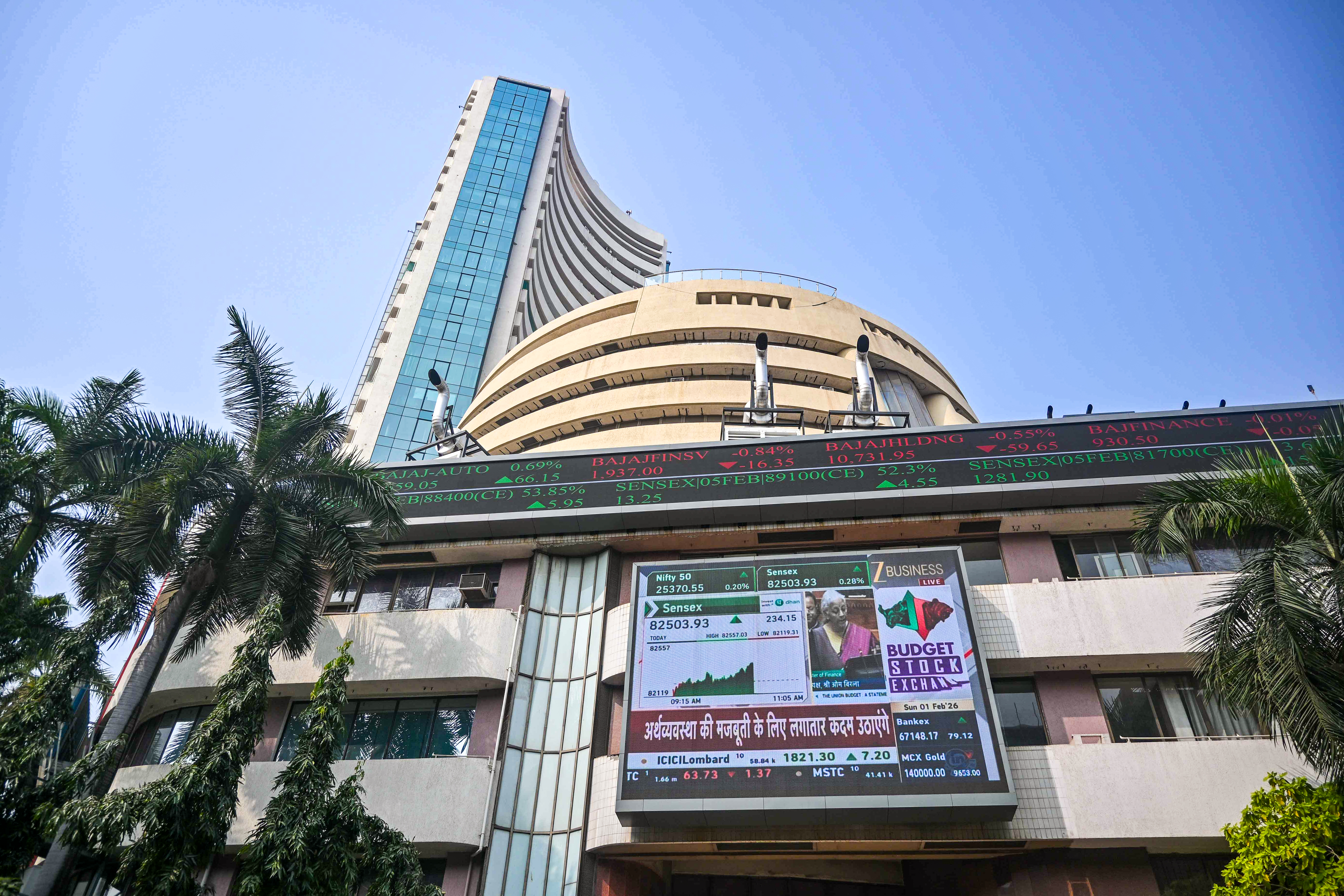 Nifty, Sensex dip over 2.3 pc on weekly basis over global inflation fears