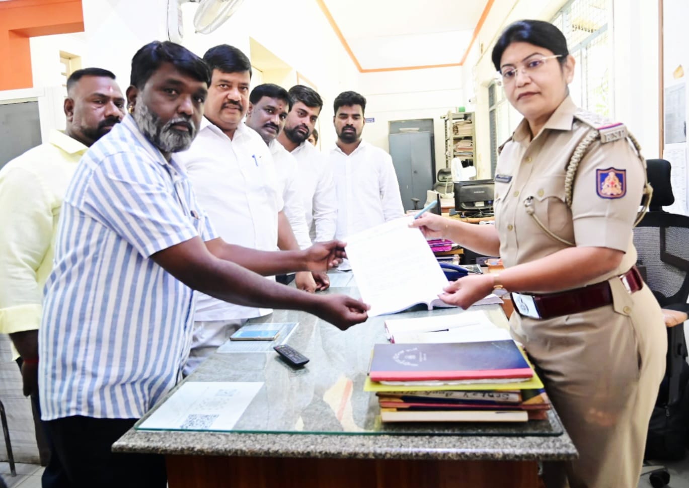 K’taka: Congress files complaint against BJP MLC for allegedly disrespecting national flag